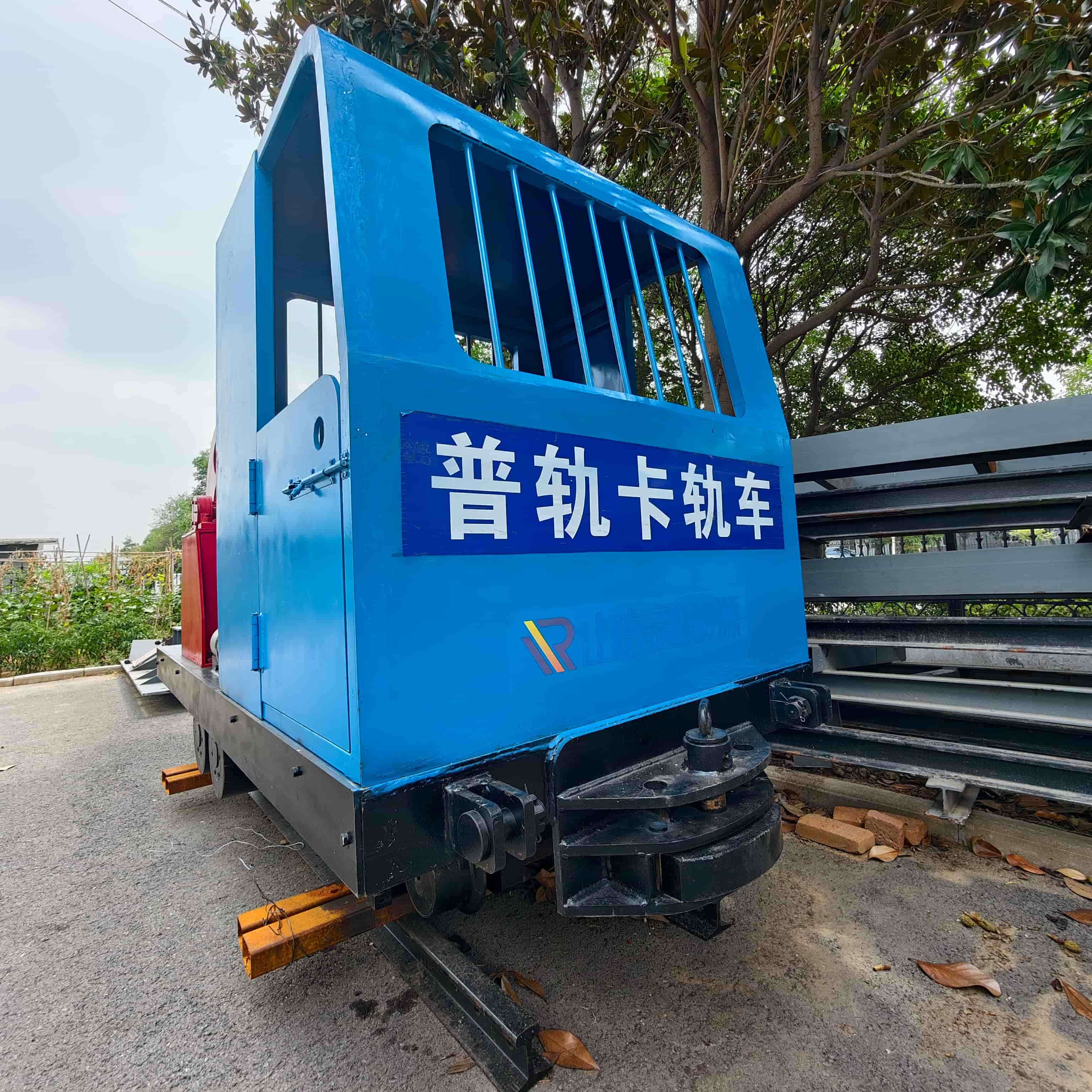 煤礦井下鋼絲繩牽引普軌卡軌車